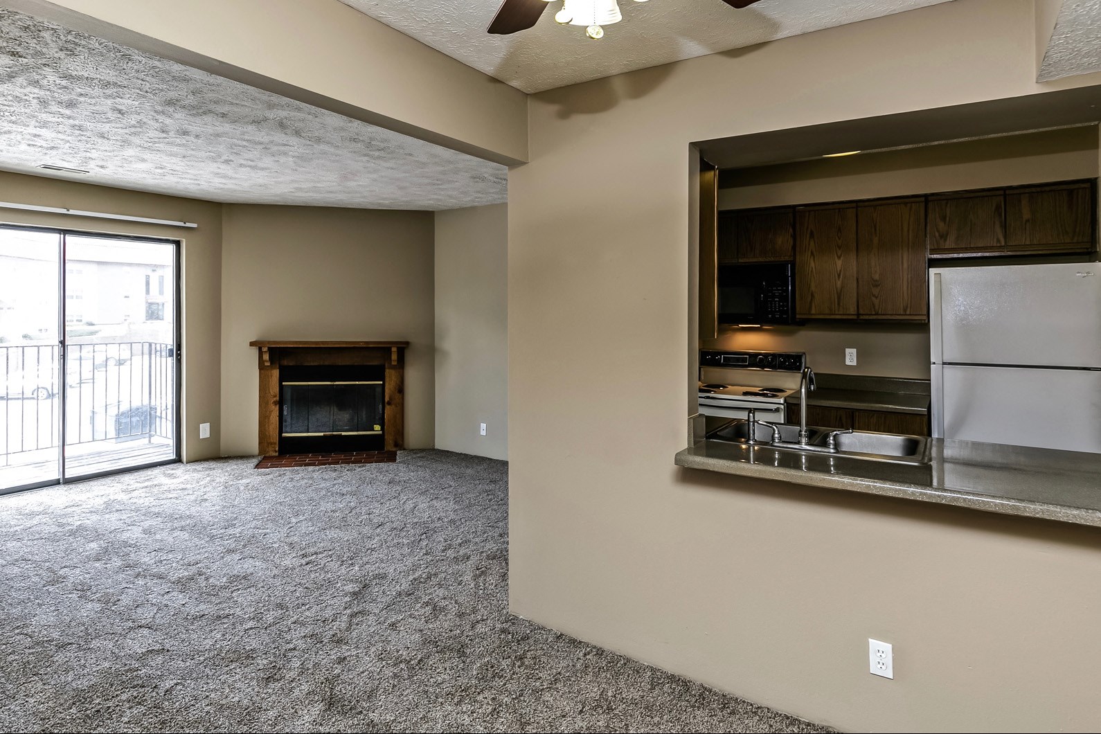 Large open floor plans at Fox Ridge Apartments, Omaha, NE